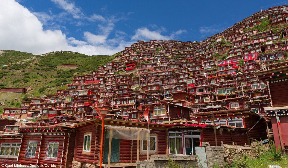 Menilik Akademi Biksu Terbesar di Dunia yang Ada di Tibet Menilik Akademi Biksu Terbesar di Dunia yang Ada di Tibet