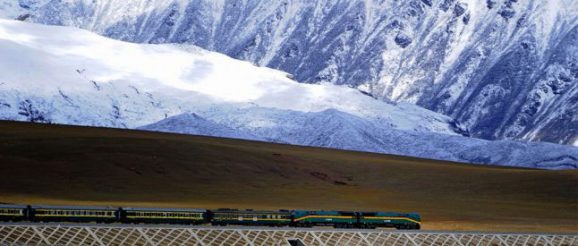 Kereta Api Qinghai-Tibet memegang rekor untuk rute kereta api tertinggi di dunia Kereta Api Qinghai-Tibet memegang rekor untuk rute kereta api tertinggi di dunia