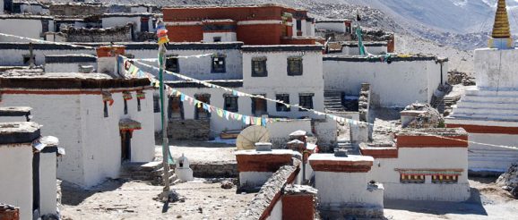 Banyak wisatawan yang berkunjung ke Biara Rongbuk Tibet walaupun Kecil dan Sederhana