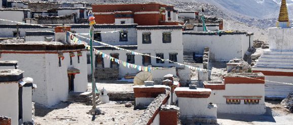 Banyak wisatawan yang berkunjung ke Biara Rongbuk Tibet walaupun Kecil dan Sederhana Banyak wisatawan yang berkunjung ke Biara Rongbuk Tibet walaupun Kecil dan Sederhana