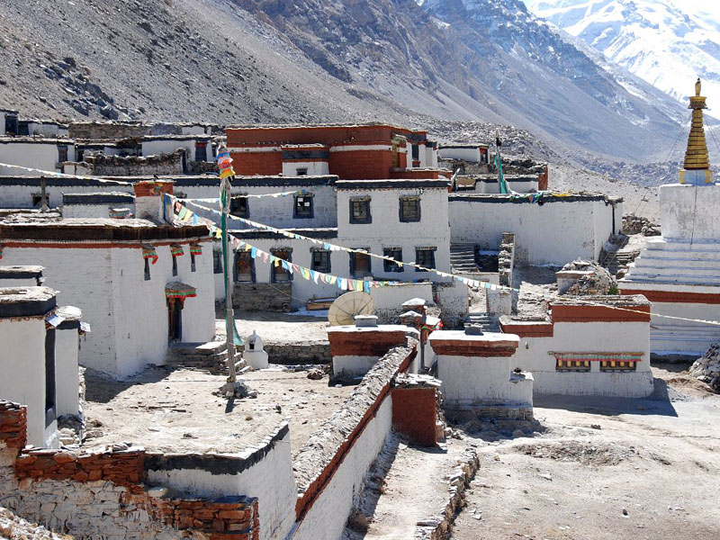 Banyak wisatawan yang berkunjung ke Biara Rongbuk Tibet walaupun Kecil dan Sederhana
