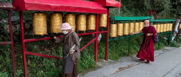 China Melakukan Pemindahan Orang Tibet Dalam Pakaian Aksi Lingkungan